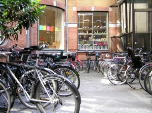 Parkujące rowery w mieście