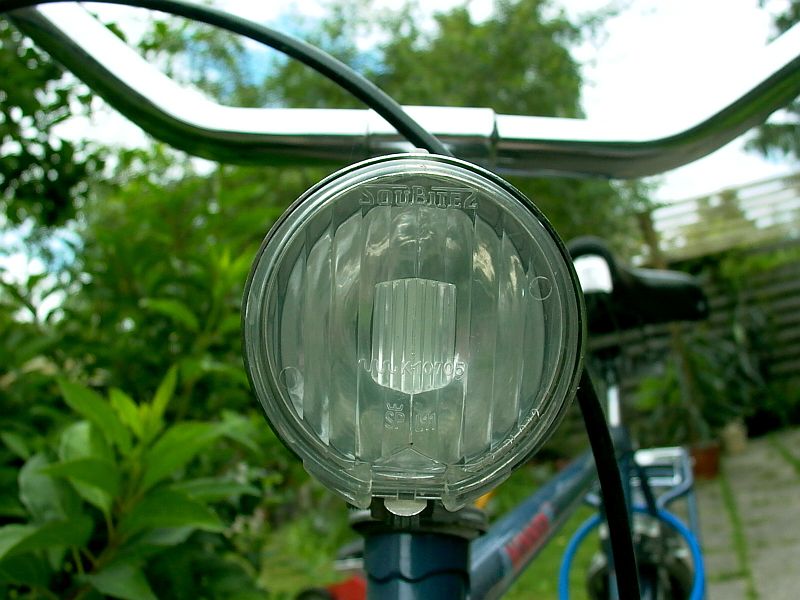 Oświetlenie rowerowe: z przodu białe, z tyłu czerwone