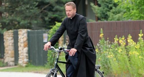 Księża powinni być jak ojciec Mateusz: „niech jeżdżą na rowerach”